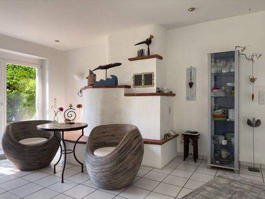 Hauptwohnung: Wohnzimmer mit Grundofen