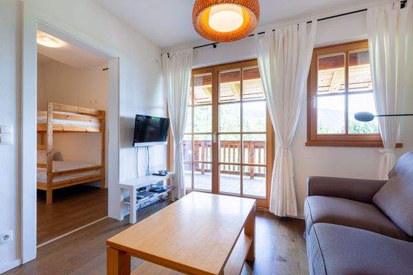 Wohnzimmer mit Zugang zu Schlafzimmer 2