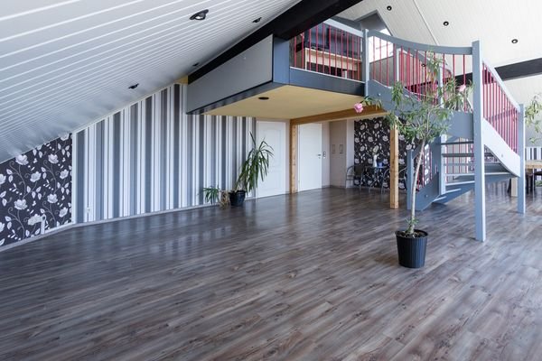 moderner Wohnbereich mit Blick auf die Spitzbodengalerie 