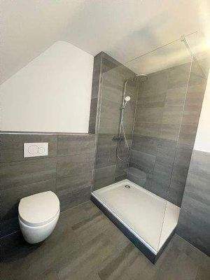 Das sehr moderne Duschbad