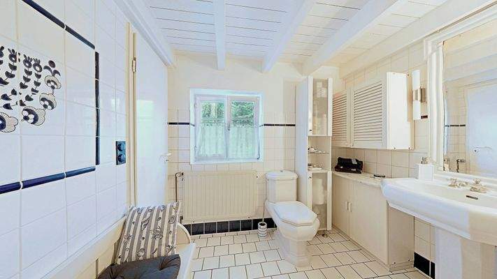 Badezimmer mit Dusche EG