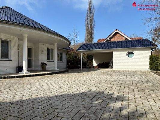 Hofansicht mit Nebengebäude