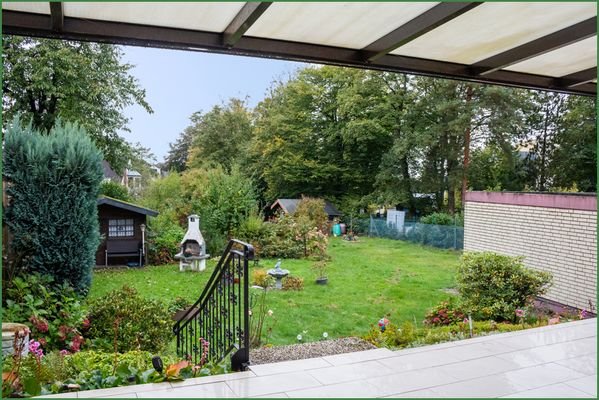 Blick von der Terrasse in den Garten