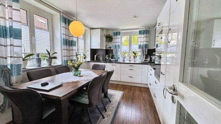 Küche mit Aussicht in den Garten