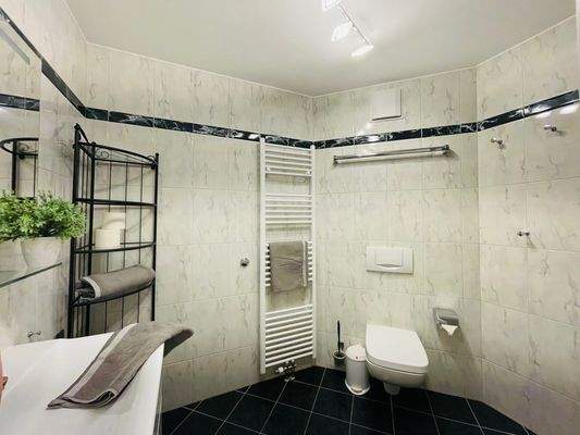 Bad mit Dusche & WC.jpeg