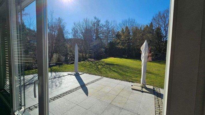 Terrasse mit anschließendem Garten