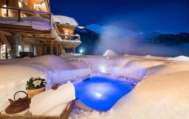 outdoor-jacuzzi-