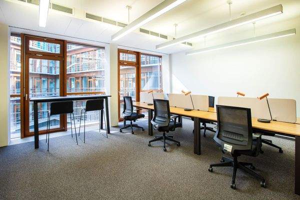 Möbliertes Büro mit 8 Arbeitsplätzen