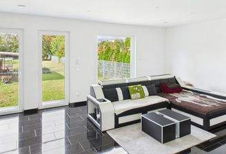 Blick von Flur ins Wohnzimmer