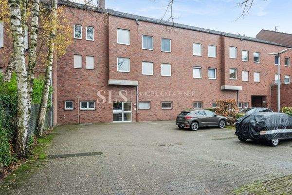 Eingang mit Stellplätzen