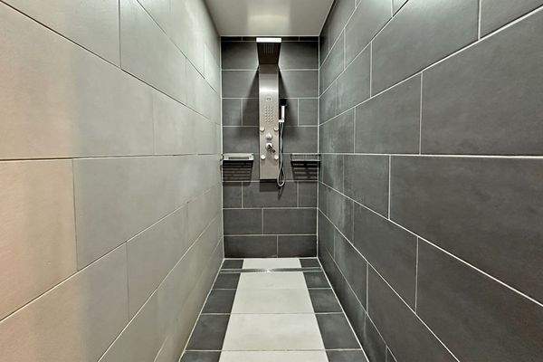 große Dusche im Bad EG