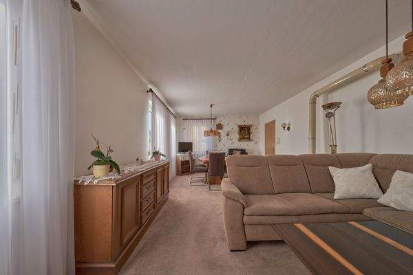 Sonniges Wohnzimmer im EG