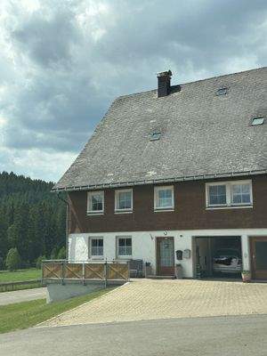 Hausansicht mit Garage