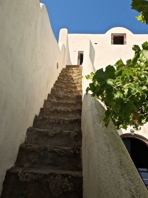 5 stairs from the garden to the2nd  guest house