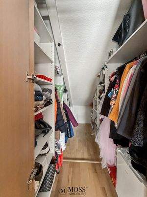 2.OG Begehbarer Kledierschrank