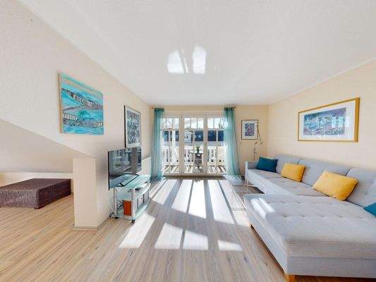 Wohnbereich mit Zutritt zum Süd-Balkon