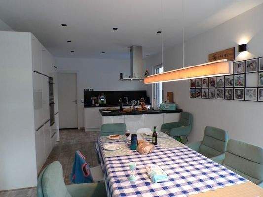 25 EG - Esszimmer (Blick auf Küche)