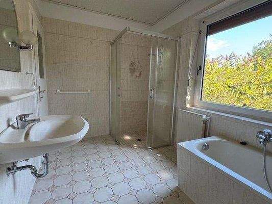 Bad mit Wanne und ebenerdiger Dusche Bj.&#39;90