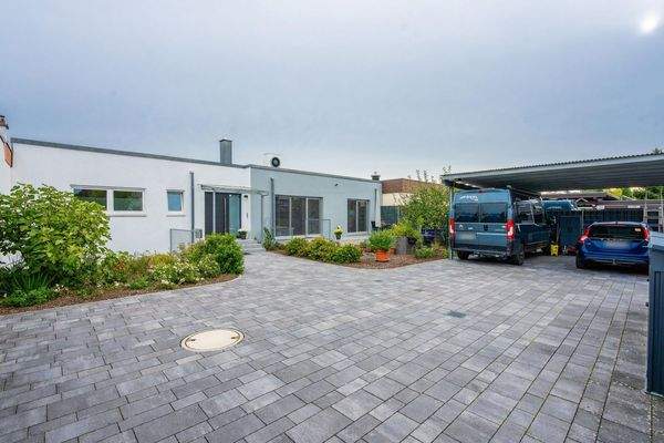 Frontansicht mit Carport