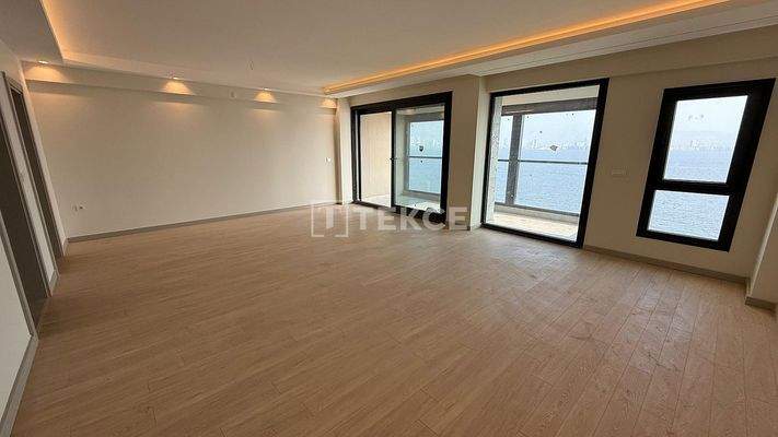 Spacious Apartment with Sea View in İzmir Karşıyaka Bostanlı