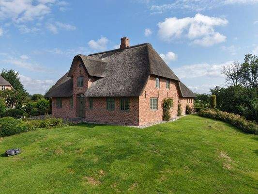  Haus mit vorderen Gartenbereich