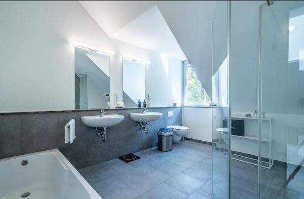 Helles Kinderbad im Obergeschoss – ideal für die ganze Familie