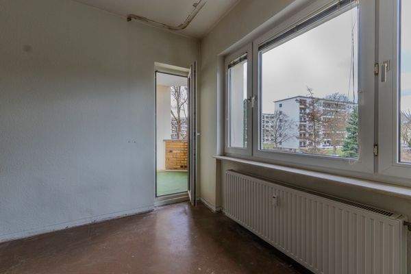 Blick vom Wohnzimmer zum Balkon