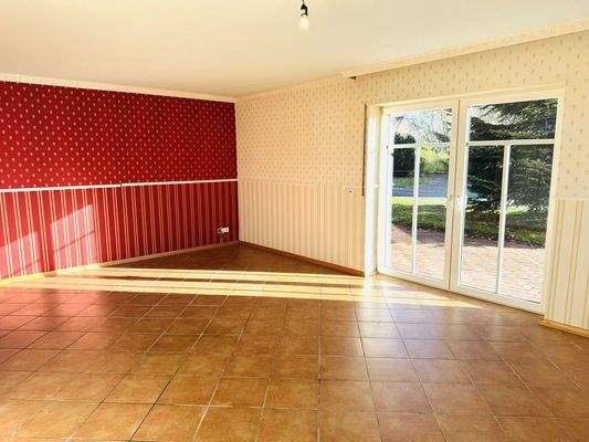 Wohnzimmer mit Zugang auf die Terrasse 