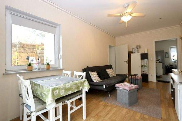 verfügt über ein Wohnzimmer