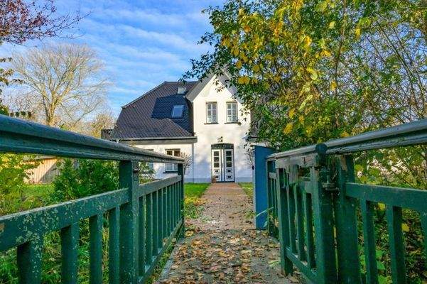 Über Brücke Zugang zum Grundstück.jpg