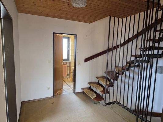 Flur im Obergeschoss mit Blick ins Bad