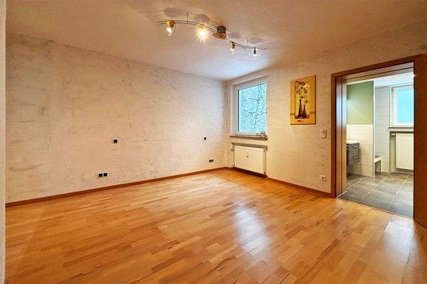 großes Schlafzimmer mit Bad en Suite