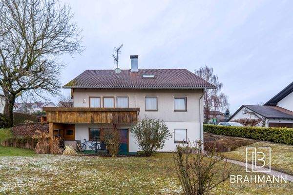 Außenansicht mit Sicht auf den Außensitz der UG Wohnung