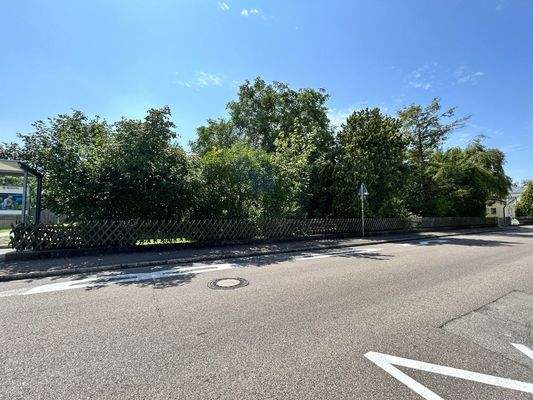 Straßenansicht komplettes Grundstück