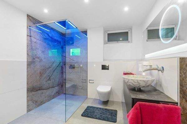 Bad mit begehbarer Dusche im UG (Einliegerwohnung)