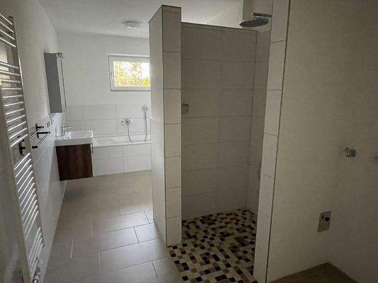 mit Badewanne  und  Dusche