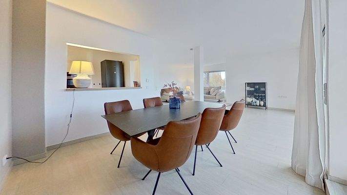 Modernes-Maisonette-Penthouse-mit-Balkon-und-grozugiger-Dachterrasse-Dining-Room