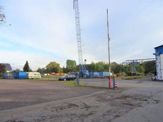 Gelände Einfahrt mit Freiflächen.jpg