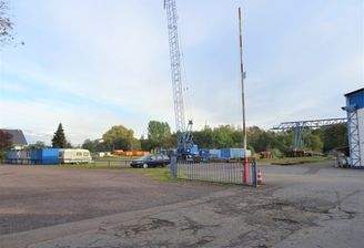 Gelände Einfahrt mit Freiflächen.jpg