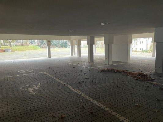 Stellplätze unterhalb des Objekts