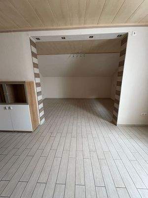 Offener Wohnraum mit Fliesen