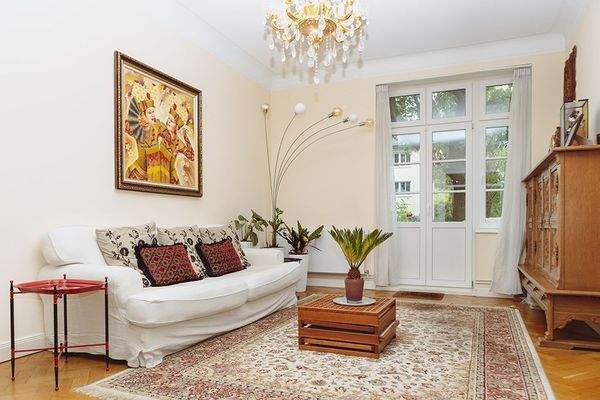 Esszimmer zur Strasse mit Balkon.jpg