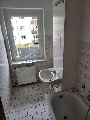 Helles Badezimmer mit Fenster