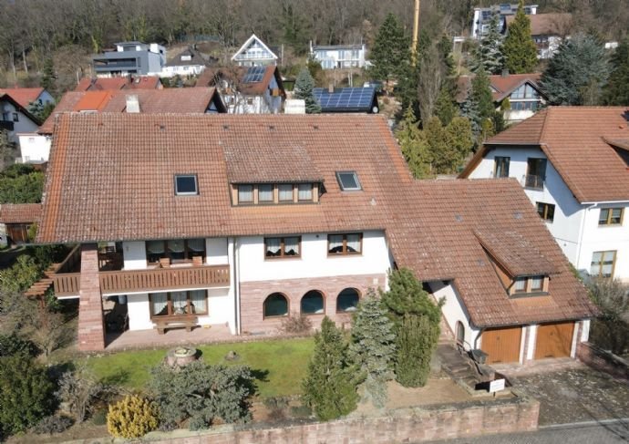 Seltene Gelegenheit - Großzügiges  Ein-Zweifamilienhaus in Großheubach