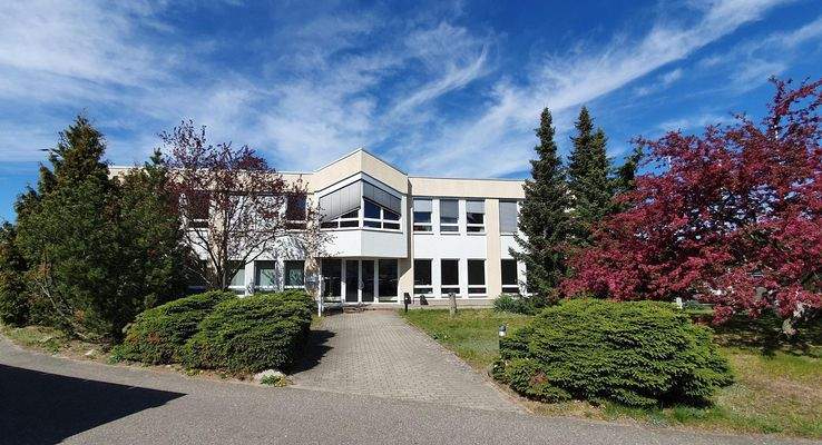 Hauptgebäude Front.jpg