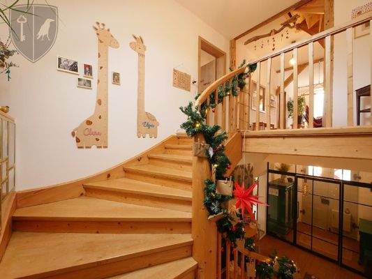  Zentrale HOLZTREPPE - oben Flur - unten Diele