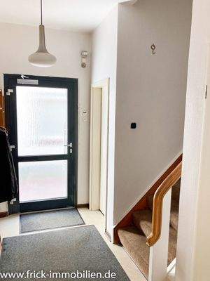 19-Nebeneingang + Flur EG.JPG