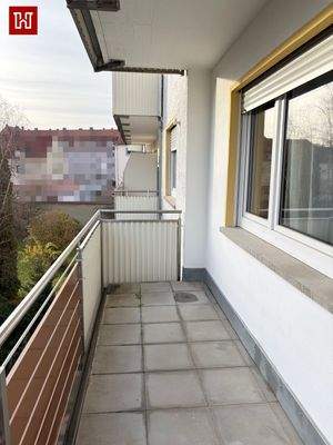 .. großer, sonniger Balkon !