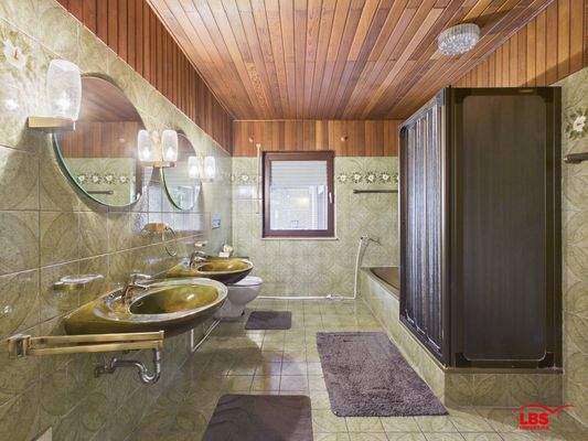 Bad mit Wanne und Dusche