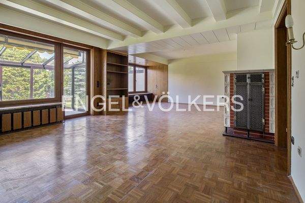 Großzügiger Wohn- und Essbereich mit Vollholzparke